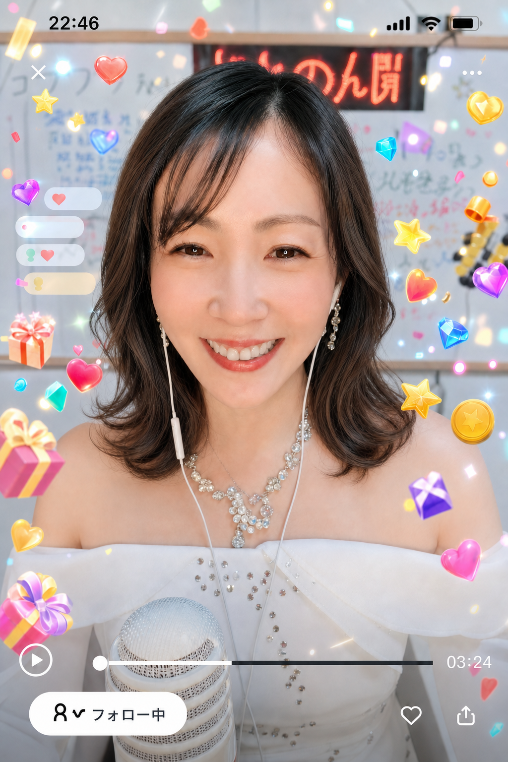 やわらかなカールヘアでライブ配信するSachikoさん。色鮮やかなギフトアイテムに囲まれ、笑顔でリスナーへ話している