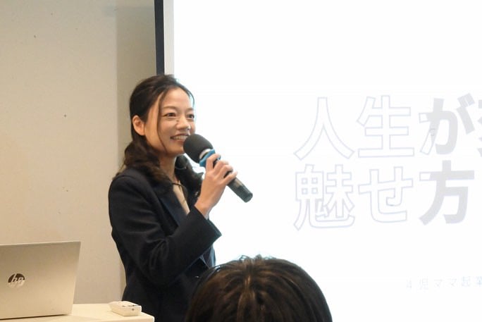 講演でマイクを持ち、笑顔で話す渡邊美貴さん