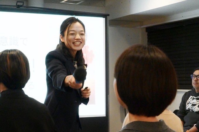 参加者にマイクを向け、対話を進める渡邊美貴さん